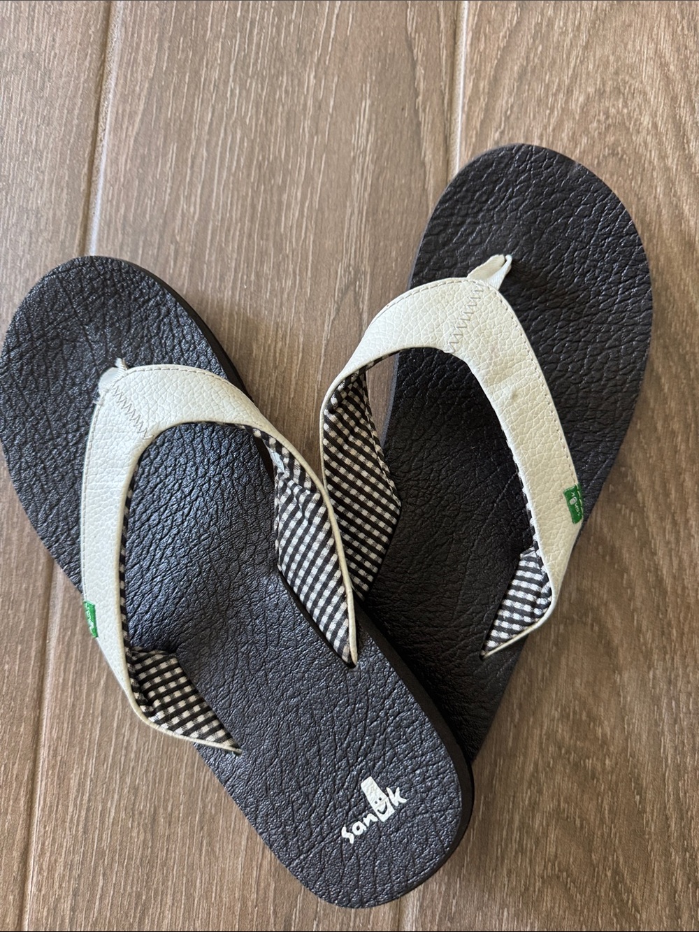 Sanuk White Strap Flip Flops with Black Footbed- Yoga Mat Flip Flops!Never worn🥰